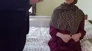 Arab girl accepts cash from rich guy in exchange for blowjob