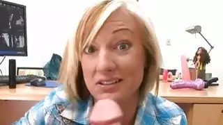 Beauty is shovelling hard sextoy into her cunt